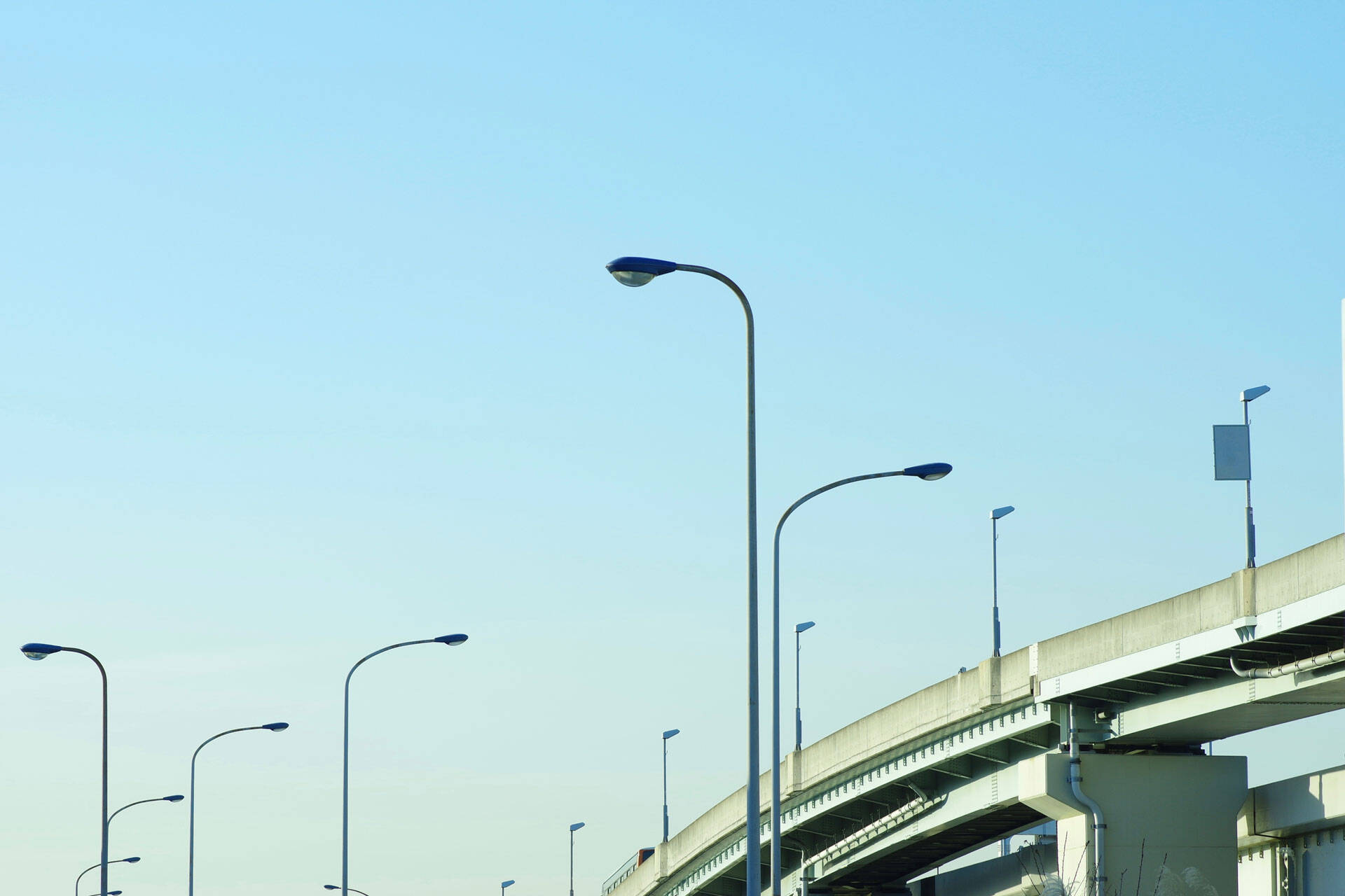 高速道路沿いの街灯