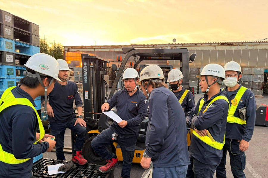 コミュニケーションを取り合う従業員